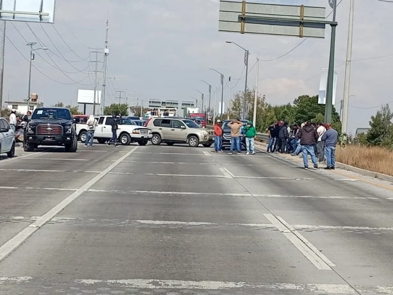 Dueños de autos “chocolate” bloquean el Periférico Ecológico