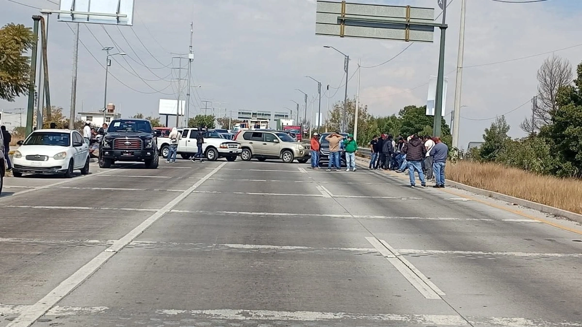 Dueños de autos “chocolate” bloquean el Periférico Ecológico