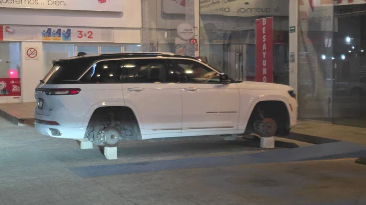Dejan en tabiques camioneta del diputado federal Nacho Mier Jr. en Cholula  