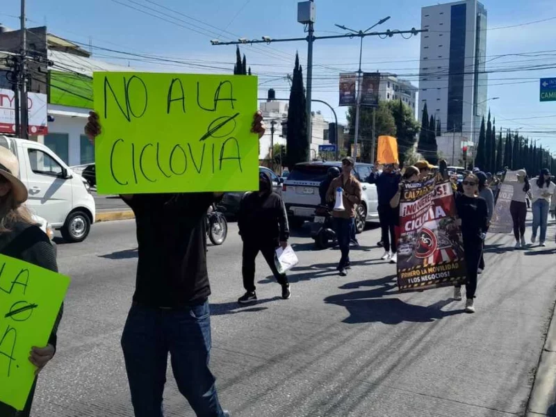 Se manifiestan en Calzada Zavaleta para impedir la instalación de ciclovía 