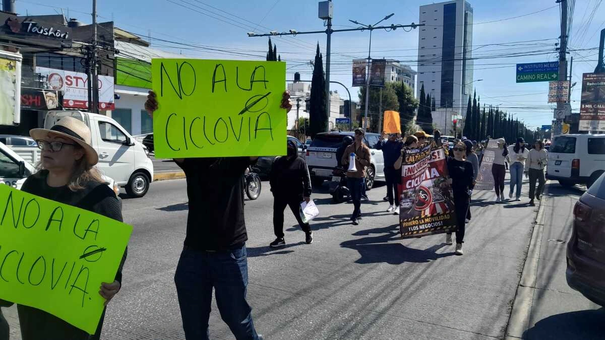 Se manifiestan en Calzada Zavaleta para impedir la instalación de ciclovía 