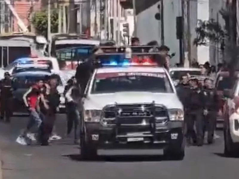 Riña entre comerciantes por cobro de piso deja dos detenidos en Puebla