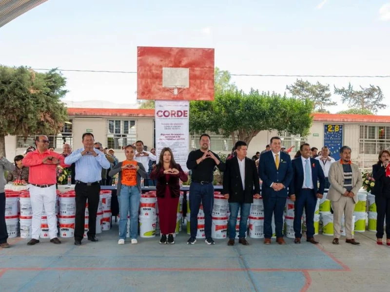 Andrés Villegas entrega apoyos a escuelas de Tecamachalco en representación del gobernador  Armenta