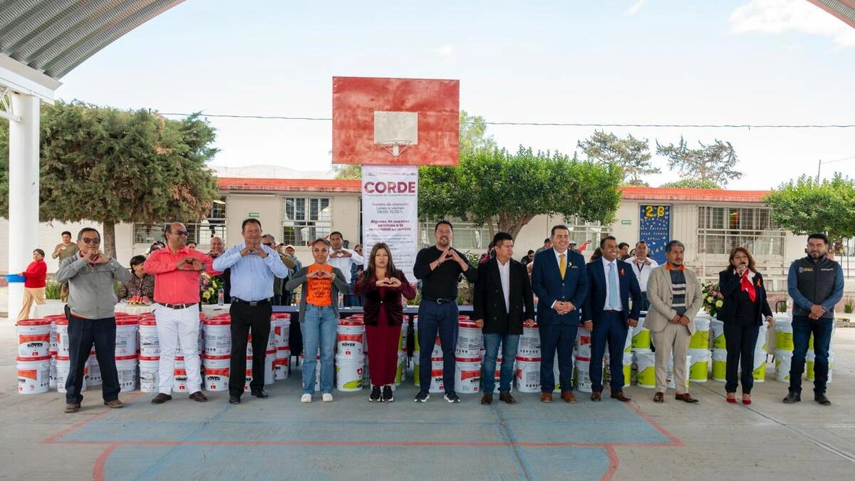 Andrés Villegas entrega apoyos a escuelas de Tecamachalco en representación del gobernador  Armenta