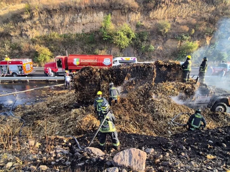 Tráfico intenso en la autopista Puebla-Atlixco: se incendia un camión de carga