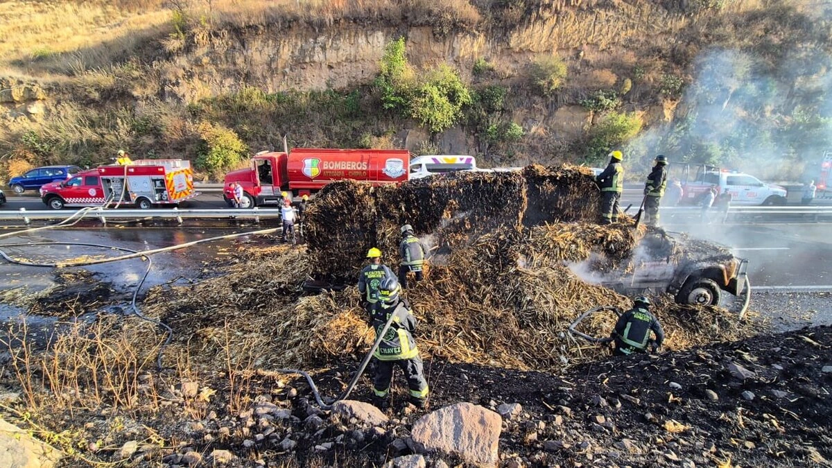 Tráfico intenso en la autopista Puebla-Atlixco: se incendia un camión de carga