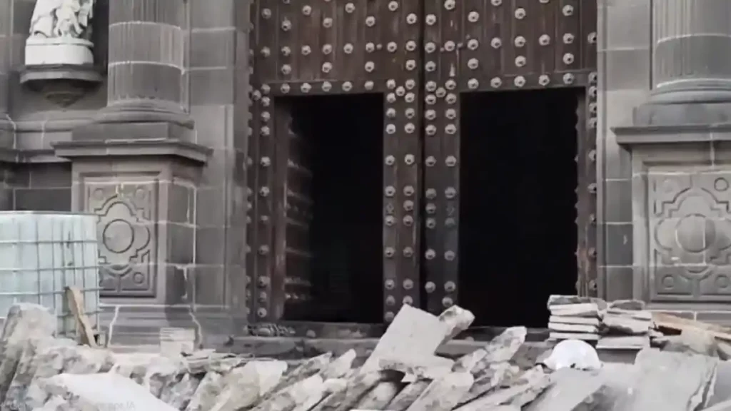 Así luce la puerta de la catedral después del incendio.