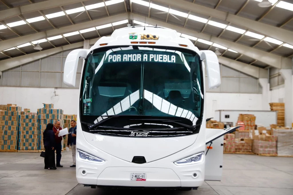 El gobierno de Puebla entregó el autobús prometido a las estudiantes de la Escuela Normal Rural de Teteles de Ávila Castillo.