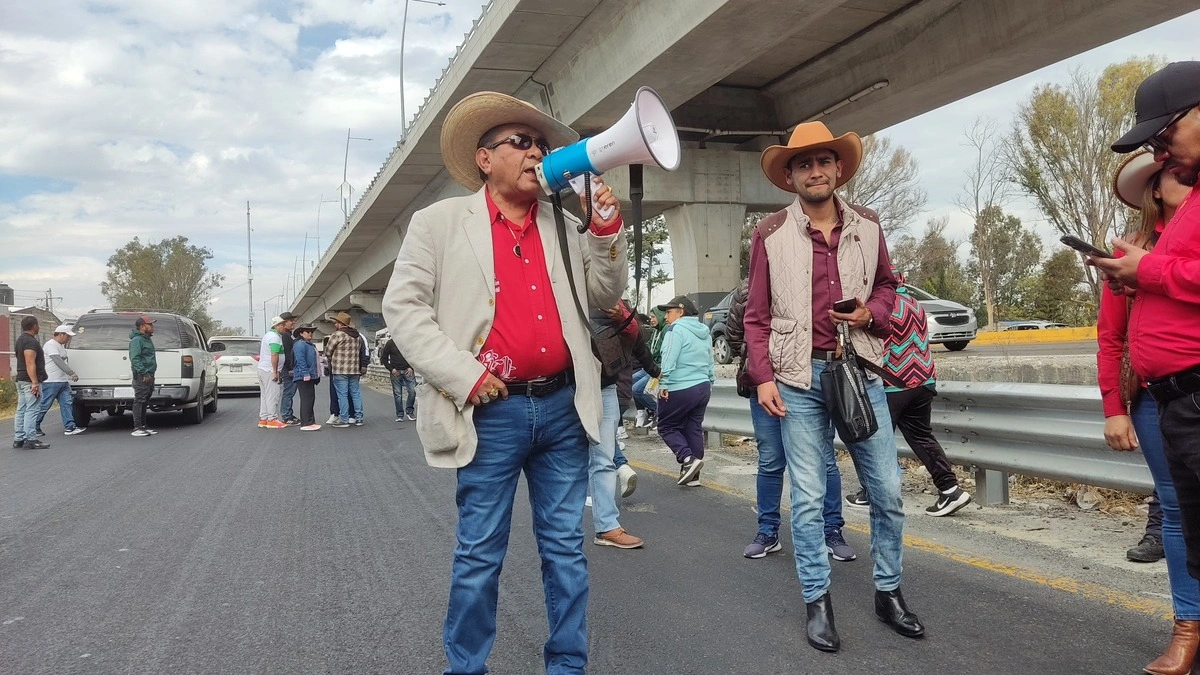 Desquicia la "28 de Octubre" la autopista México-Puebla con manifestación