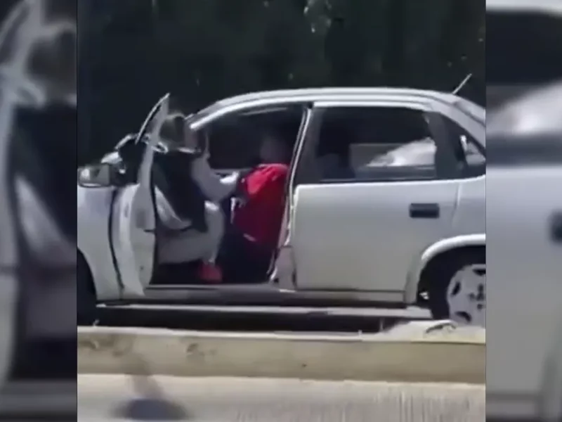 VIDEO: Mujer evita robo al colgarse del auto del ladrón en Xilotzingo