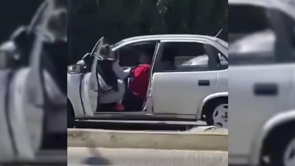 VIDEO: Mujer evita robo al colgarse del auto del ladrón en Xilotzingo
