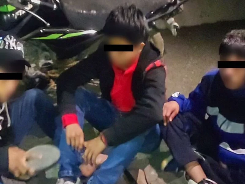 ¡Chamacos descarriados! Los detienen en Texmelucan por arrojar piedras a automovilistas 