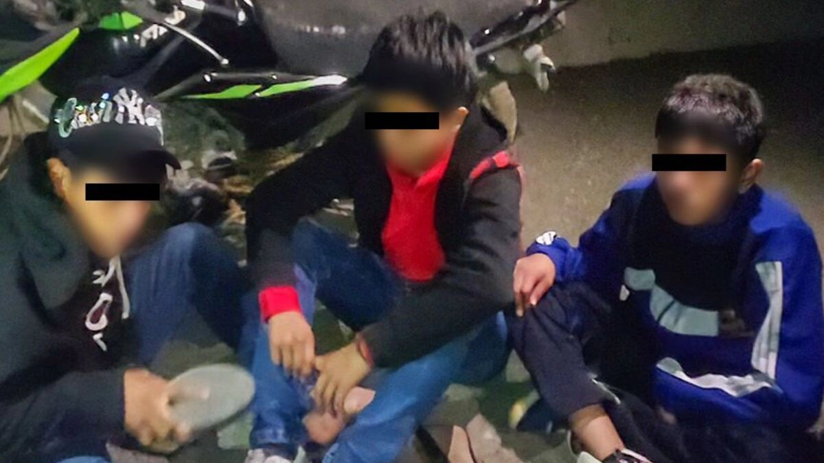 ¡Chamacos descarriados! Los detienen en Texmelucan por arrojar piedras a automovilistas 