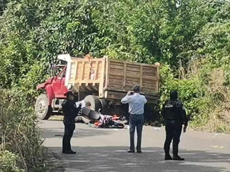 Motociclistas chocan contra un camión de volteo en Pantepec; uno murió