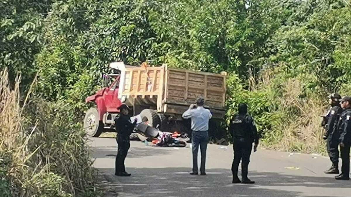 Motociclistas chocan contra un camión de volteo en Pantepec; uno murió