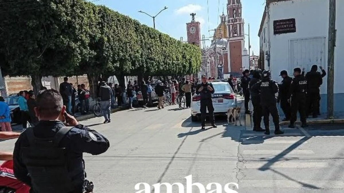 Pobladores de San Gregorio Atzompa se manifiestan para pedir la destitución del alcalde