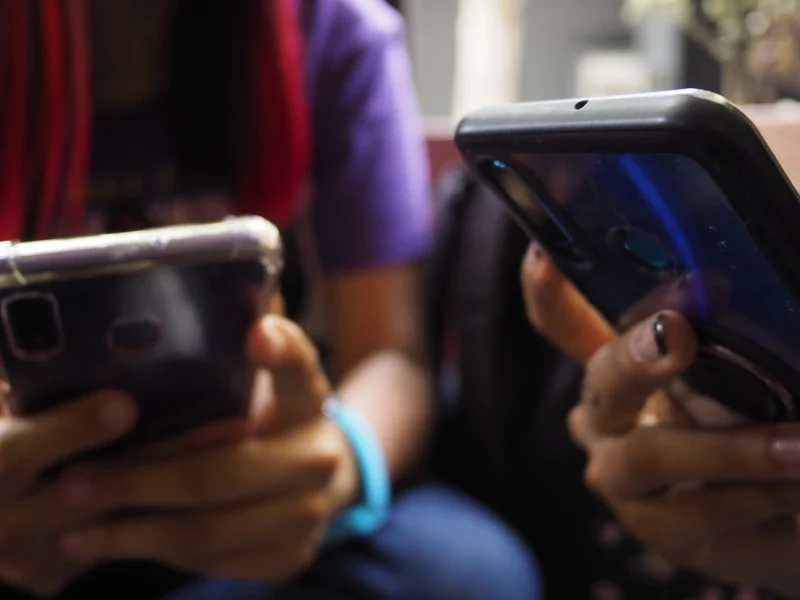 ¿Cómo se debe hacer el registro de celulares de menores de edad? 