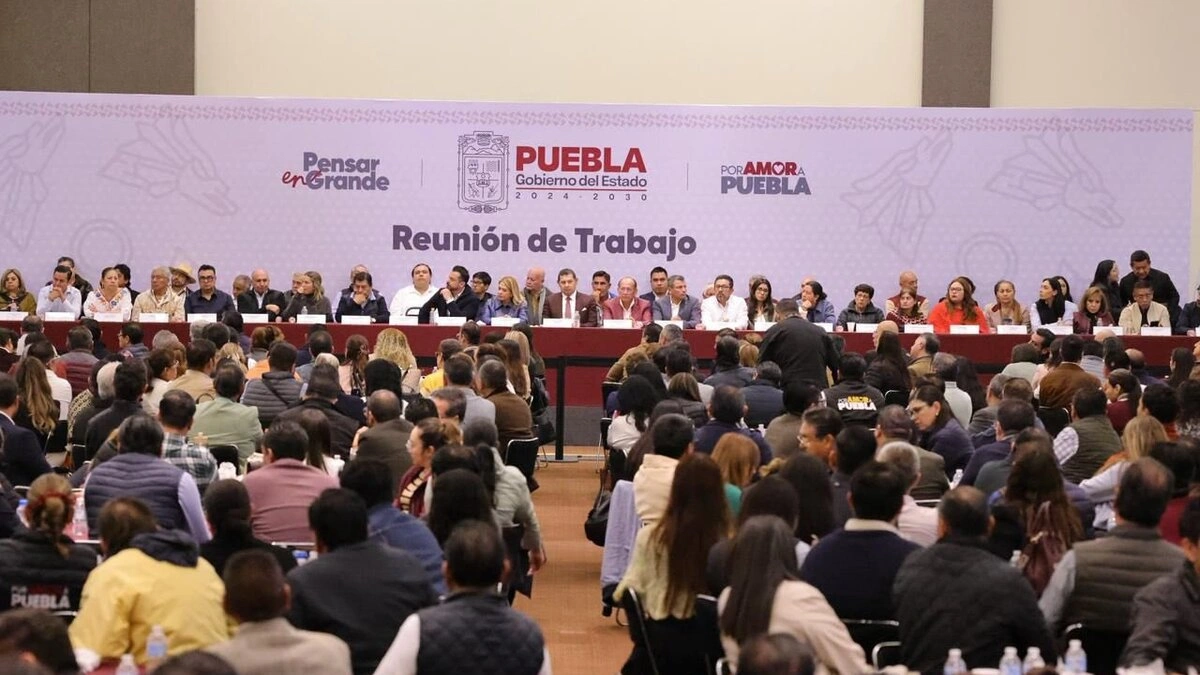 Armenta reúne a plana mayor del Gobierno de Puebla; les pide creer en su proyecto