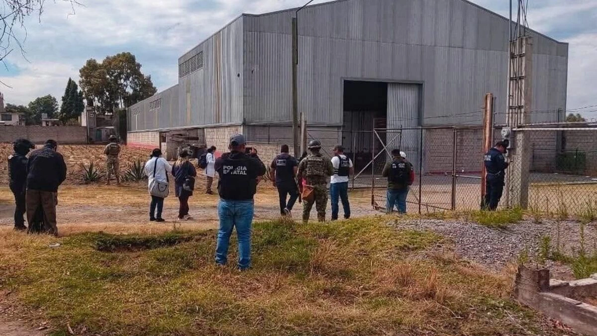 FGR asegura nueve cajas y un tráiler con reporte de robo en La Magdalena Tlaltelulco