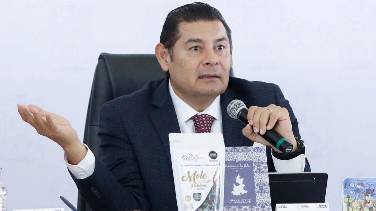 No pueden chantajear al gobierno: Armenta a transportistas que amagan con paro
