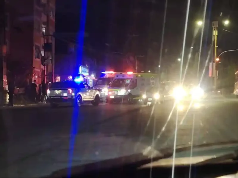 Patrullas y ambulancias en el sitio donde atropellaron a dos jóvenes en Bosques de San Sebastián.