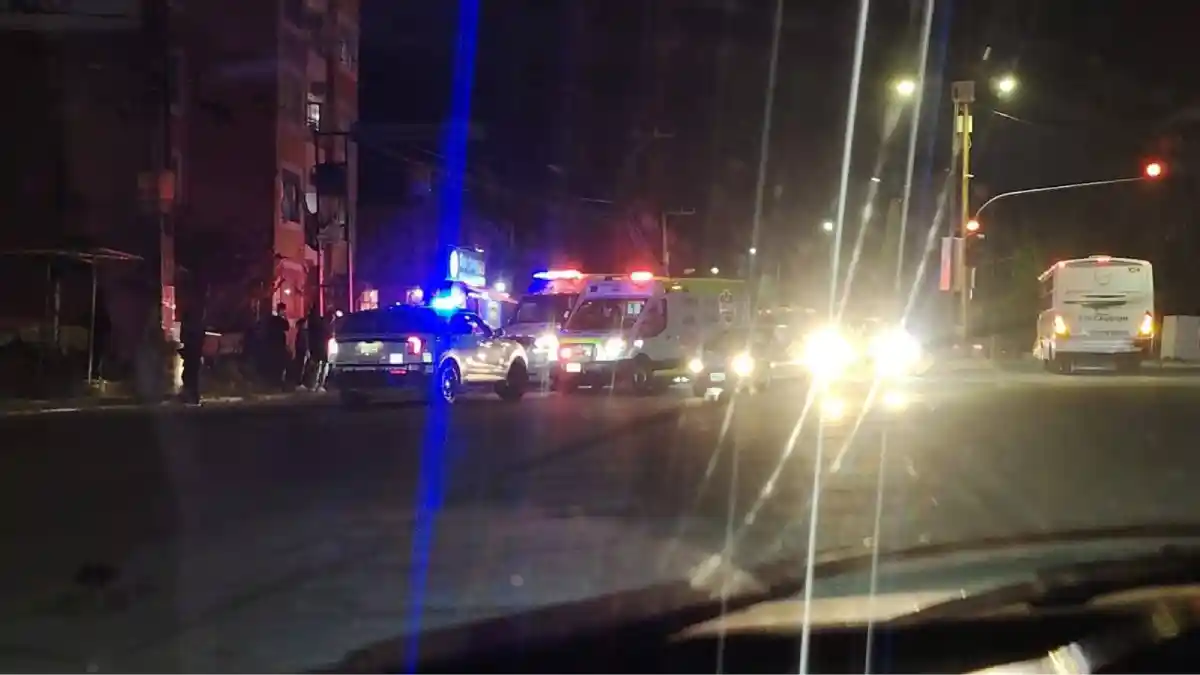 Patrullas y ambulancias en el sitio donde atropellaron a dos jóvenes en Bosques de San Sebastián.