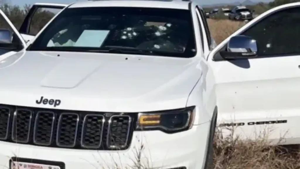 Camioneta blanca de la marca Jeep con impactos de bala en la que viajaba Nora Alicia Biebric.