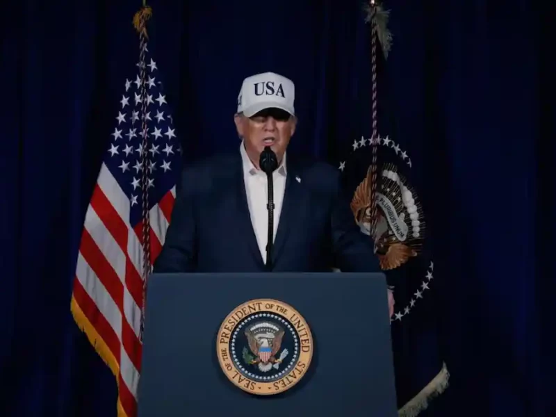 Donald Trump dando un comunicado sobre los ataques contra Irán.