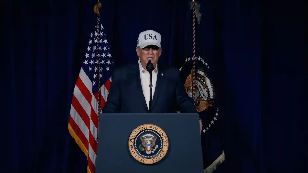 Donald Trump dando un comunicado sobre los ataques contra Irán.