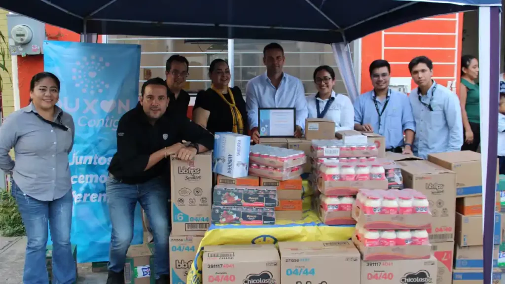 Integrantes de Grupo Duxon en la entrega de apoyos a la organización AMANC Veracruz.