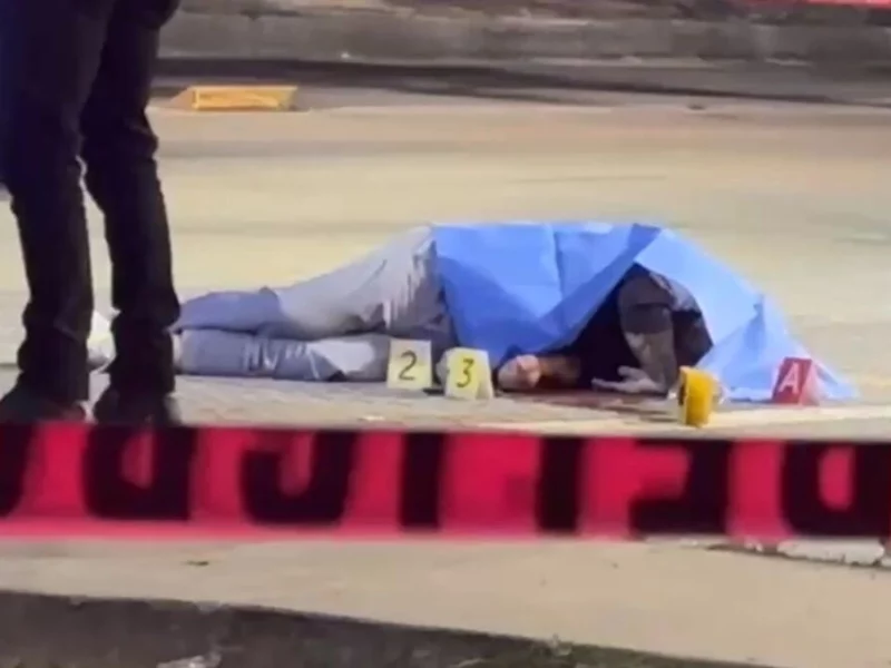 Matan a balazos a un hombre afuera de Farmacias Guadalajara de Castillotla 