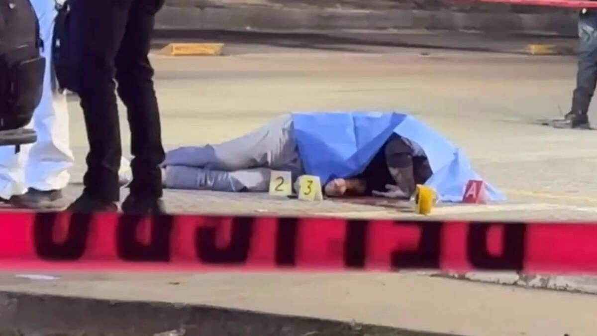 Matan a balazos a un hombre afuera de Farmacias Guadalajara de Castillotla 