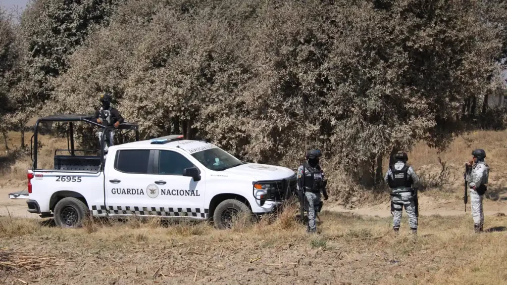 Elementos de la GN resguardan un predio en San Pablo del Monte.