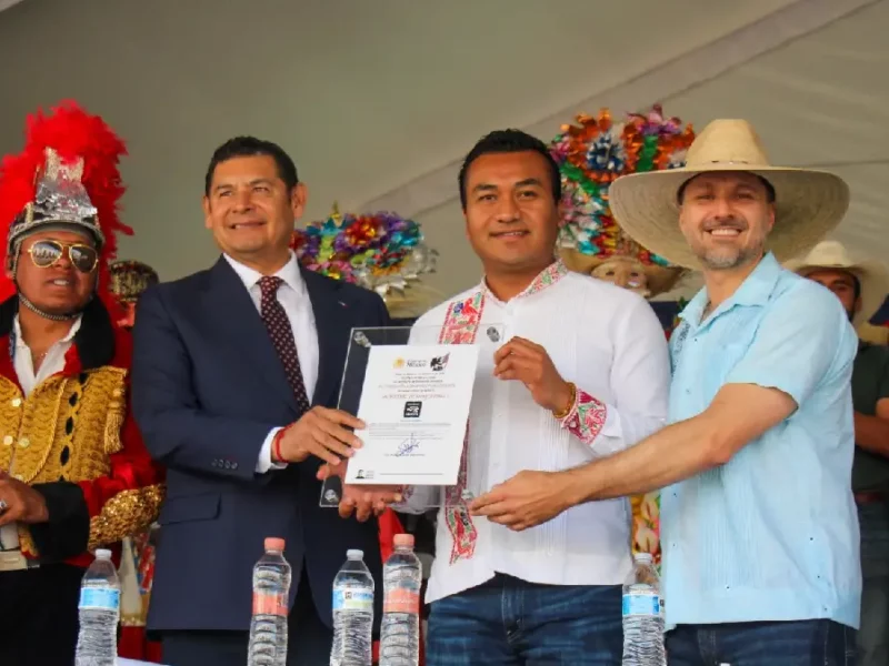 El carnaval de Huejotzingo ya es "Hecho en México": Con la presencia del gobernador Alejandro Armenta, Roberto Solís recibe certificación oficial del gobierno federal