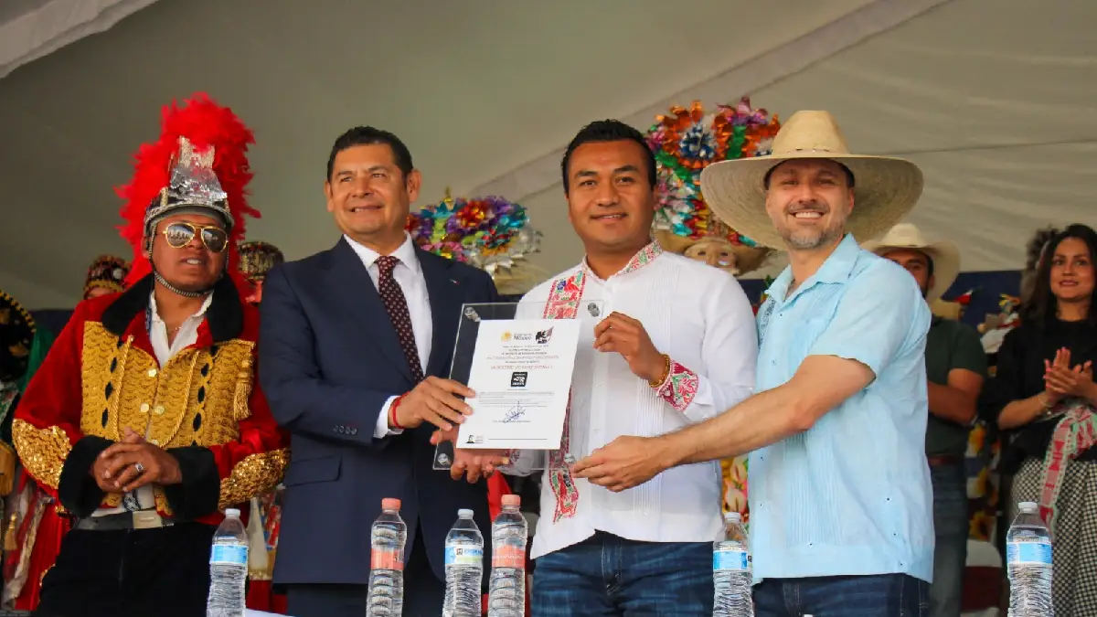 El carnaval de Huejotzingo ya es "Hecho en México": Con la presencia del gobernador Alejandro Armenta, Roberto Solís recibe certificación oficial del gobierno federal