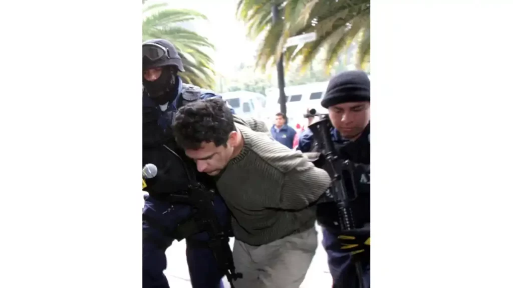 Policías sometiendo a Vallarta Cisnero.