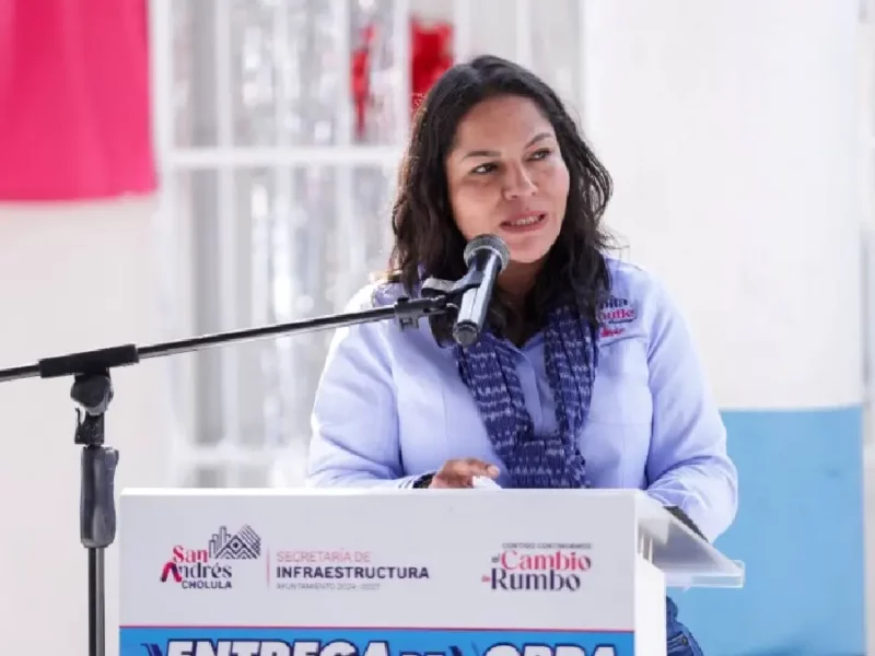 Entrega Lupita Cuautle aula equipada con tecnología en telesecundaria de Acatepec