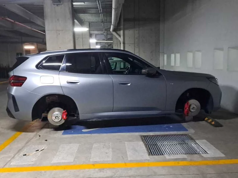 “Buenas noches, les comento que se acaban de robar las 4 llantas con su rin del estacionamiento chiquito del Nelson, para que tengamos más cuidado en adelante. Mandaremos nuestra queja. No sabemos de quién es la camioneta, pero a cualquiera le pudo pasar”. 