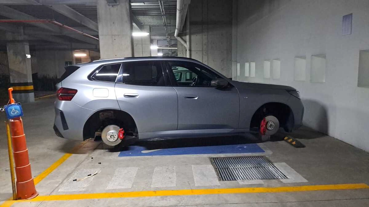 “Buenas noches, les comento que se acaban de robar las 4 llantas con su rin del estacionamiento chiquito del Nelson, para que tengamos más cuidado en adelante. Mandaremos nuestra queja. No sabemos de quién es la camioneta, pero a cualquiera le pudo pasar”. 