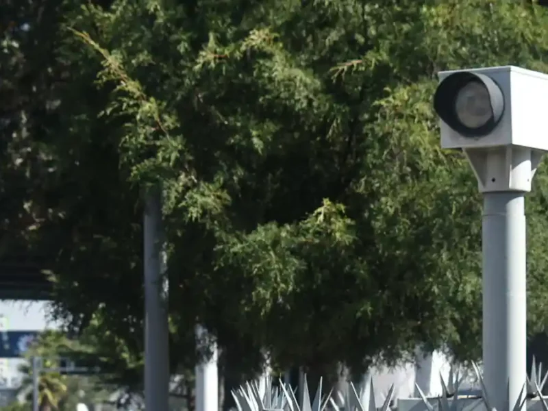 Cámara de fotomultas instalada en la ciudad de Puebla.