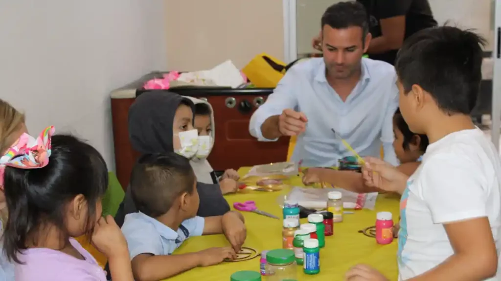 Omar Anitua Valdovinos realizando actividades con los niños de AMANC Veracruz.