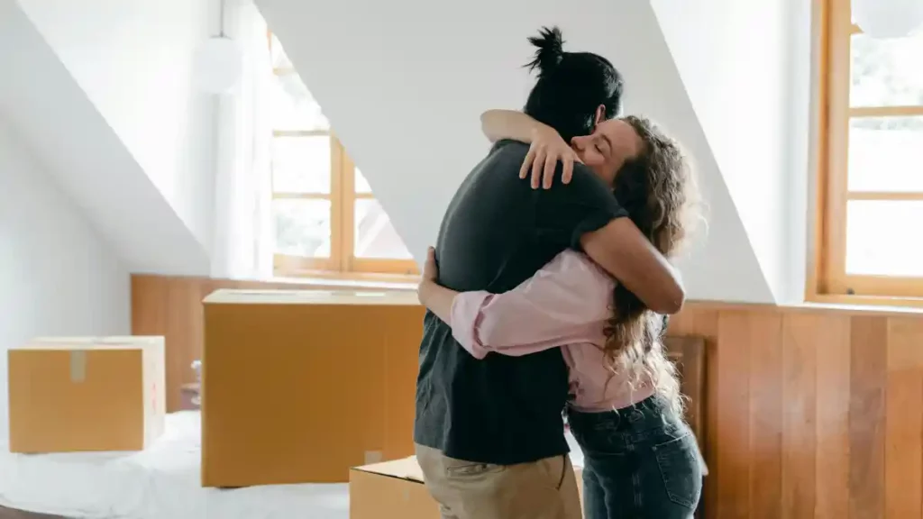 Una pareja abrazándose.