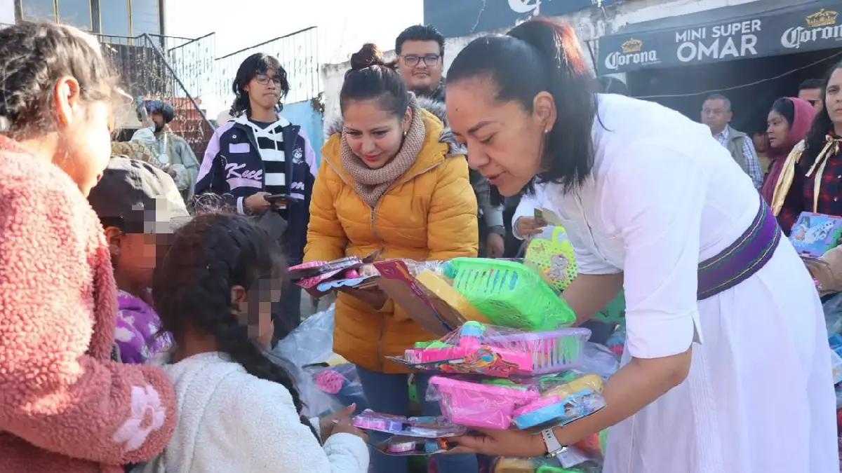 Ariadna Ayala y Reyes Magos llevan alegría a la niñez de Atlixco