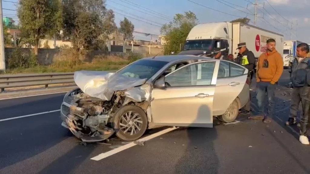 Unos de los accidentes en la México-Puebla ocurrió a la altura de San Miguel Xoxtla.