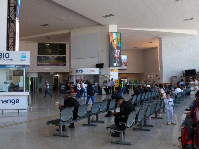 Aeropuerto de Puebla necesita urgentemente inversión, advierten Armenta y Volaris