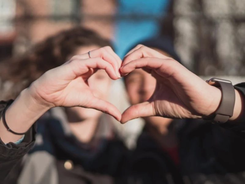 ¿Amor romántico? Cuidado, gestos tiernos pueden encubrir actitudes de control y violencia: Ibero 