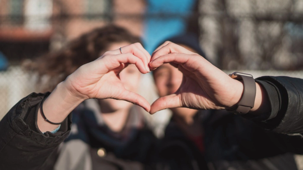 ¿Amor romántico? Cuidado, gestos tiernos pueden encubrir actitudes de control y violencia: Ibero 