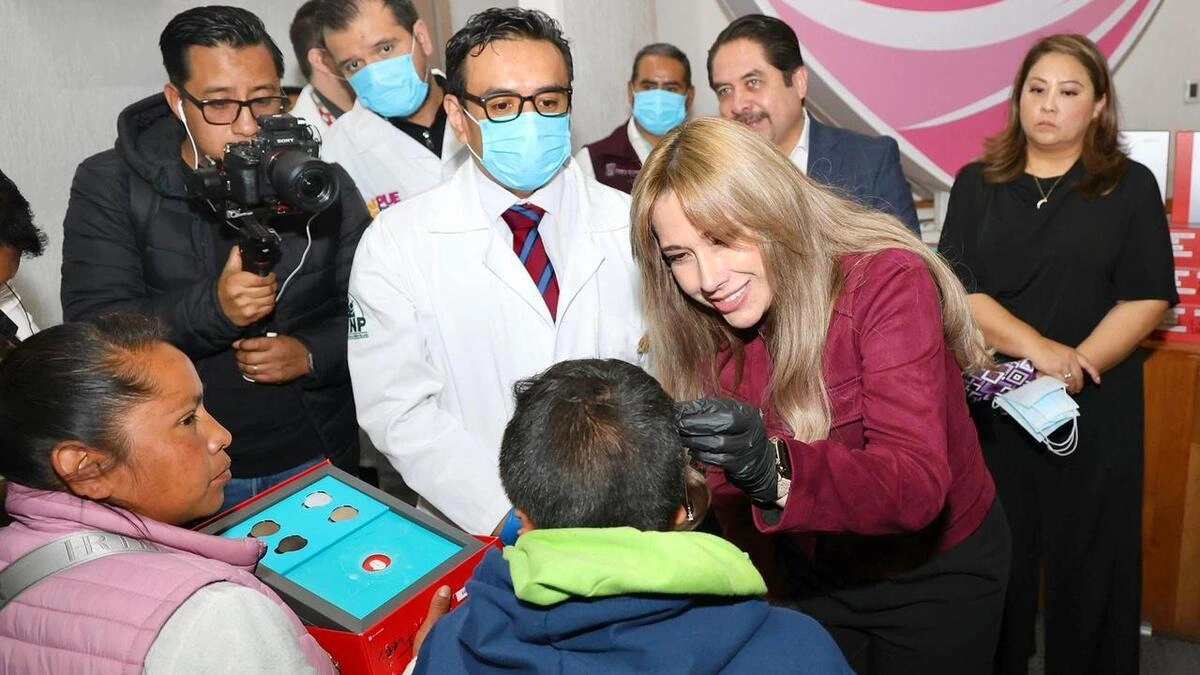 Niñas y niños poblanos escuchan por primera vez gracias al SEDIF