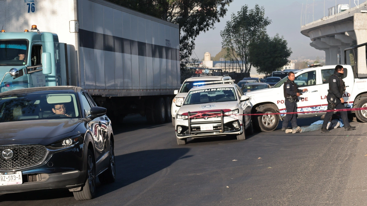 Fiscalía tardó 6 horas en levantar el cuerpo del atropellado en la México-Puebla