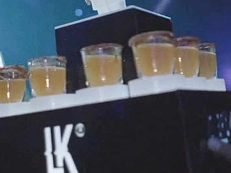 Bar La Lokera de La Juárez vende alcohol adulterado, acusan 